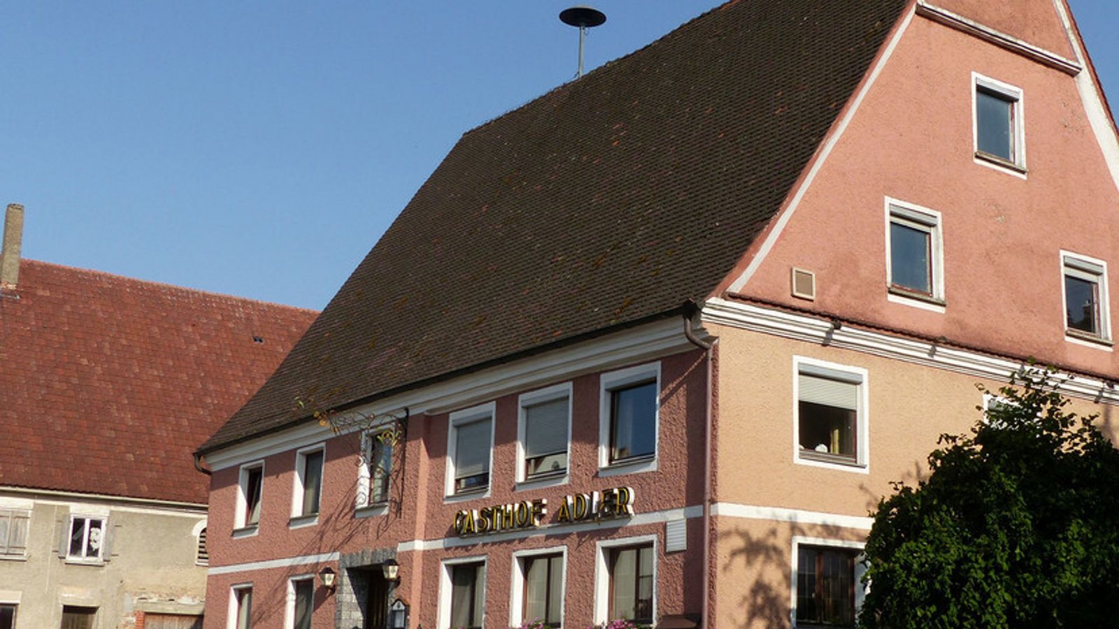 Gegen Leerstand auf dem Land: Alte, denkmalgeschützte Gebäude umwidmen, ist kostspielig. Das Land Baden-Württemberg unterstützt auch Umwidmungen von Gaststätten in Wohnraum wie hier beim Gasthaus Adler im Landkreis Biberach .Foto: BW/LAD Ritzmann Gegen Leerstand auf dem Land: Alte, denkmalgeschützte Gebäude umwidmen, ist kostspielig. Das Land Baden-Württemberg unterstützt auch Umwidmungen von Gaststätten in Wohnraum wie hier beim Gasthaus Adler im Landkreis Biberach .Foto: BW/LAD Ritzmann