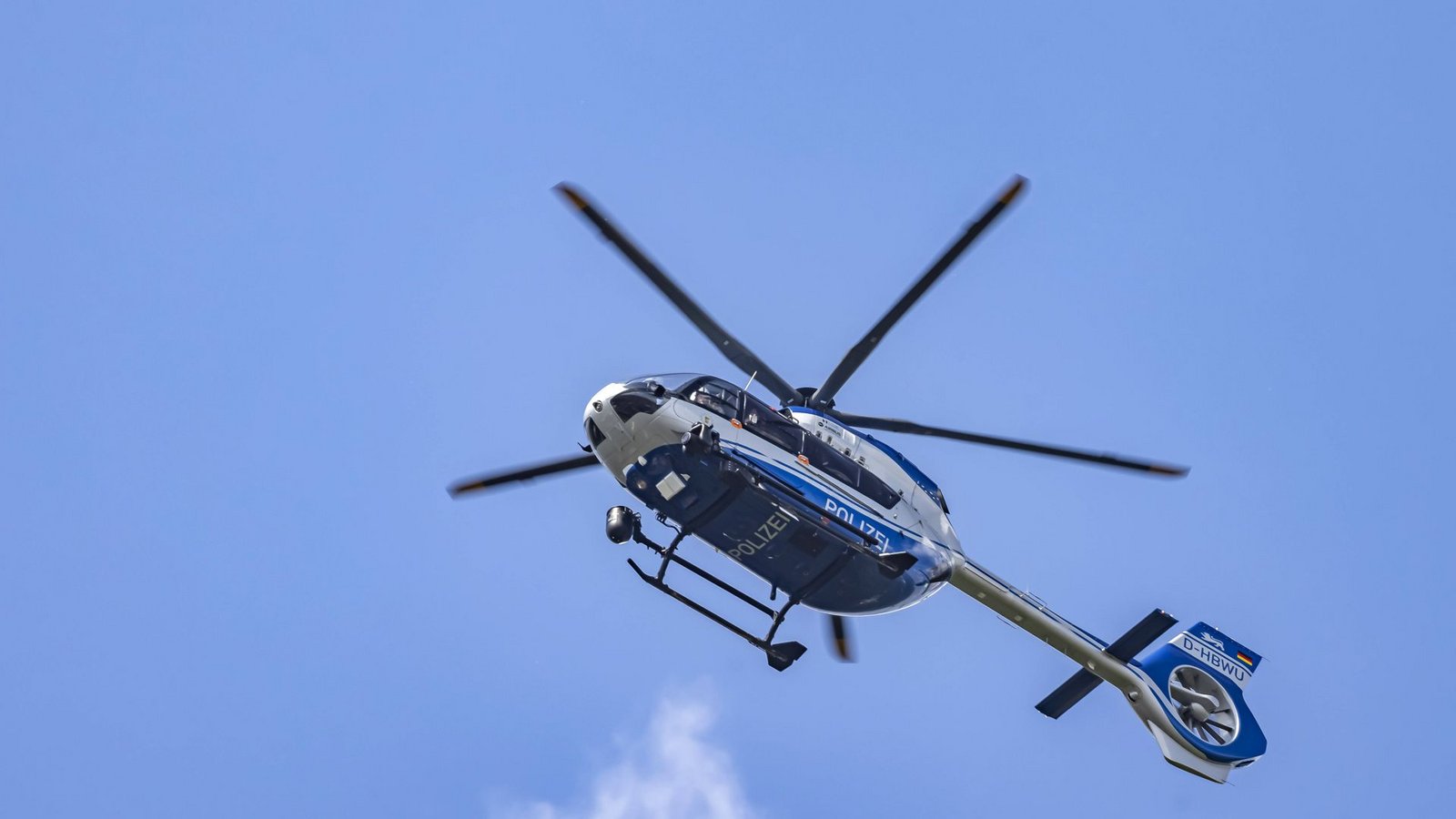 Zwischenzeitlich setzt die Polizei unter anderem einen Hubschrauber für die Suche ein. (Symbolbild)Foto: IMAGO/Arnulf Hettrich Zwischenzeitlich setzt die Polizei unter anderem einen Hubschrauber für die Suche ein. (Symbolbild)Foto: IMAGO/Arnulf Hettrich