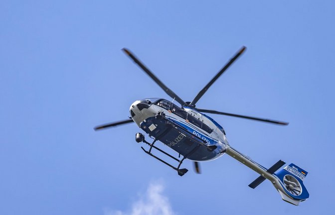 Zwischenzeitlich setzt die Polizei  unter anderem einen Hubschrauber für die Suche ein. (Symbolbild)<span class='image-autor'>Foto: IMAGO/Arnulf Hettrich</span>