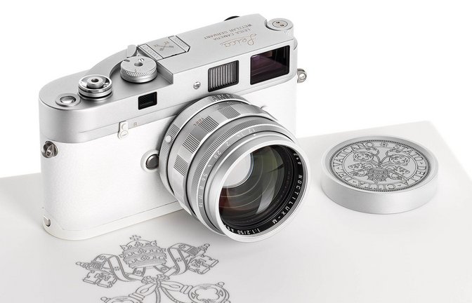 Die Kamera aus dem Besitz von Papst Franziskus brachte das 100-fache des Schätzpreises.<span class='image-autor'>Foto: -/Leitz Photographica Auction/dpa</span>