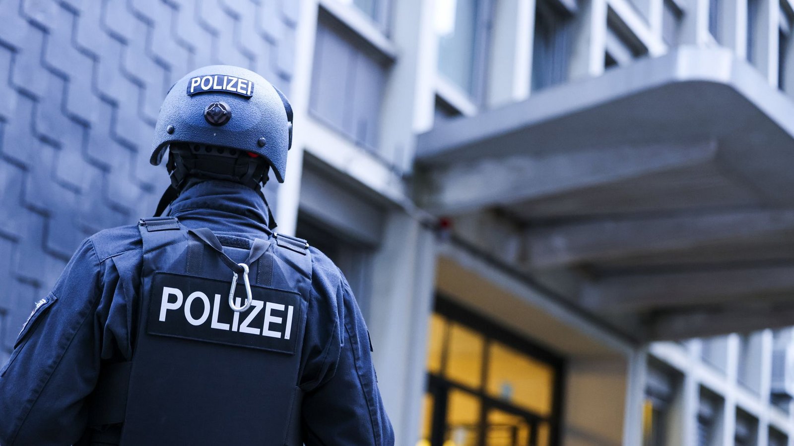 Beamte des SEK verhafteten die drei Terrorverdächtigen. (Symbolbild)Foto: dpa/Christoph Reichwein Beamte des SEK verhafteten die drei Terrorverdächtigen. (Symbolbild)Foto: dpa/Christoph Reichwein