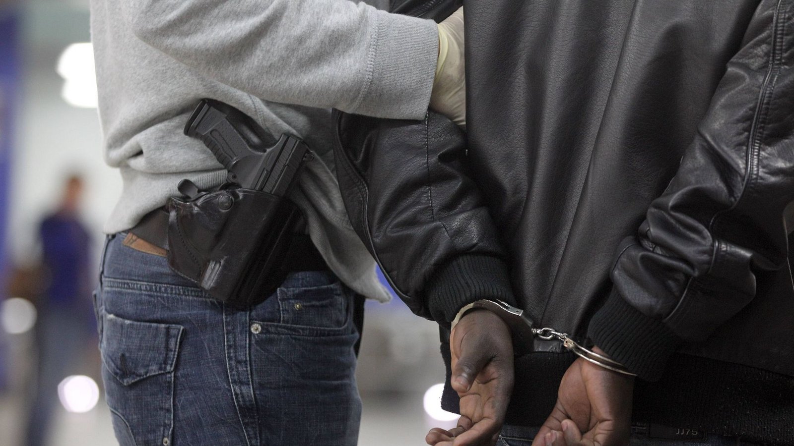 Die Polizei nimmt an Mittwochmorgen zehn mutmaßliche Drogendealer vorläufig fest. (Symbolbild)Foto: imago stock&people/imago stock&people Die Polizei nimmt an Mittwochmorgen zehn mutmaßliche Drogendealer vorläufig fest. (Symbolbild)Foto: imago stock&people/imago stock&people