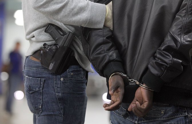 Die Polizei nimmt an Mittwochmorgen zehn mutmaßliche Drogendealer vorläufig fest. (Symbolbild)<span class='image-autor'>Foto: imago stock&people/imago stock&people</span>