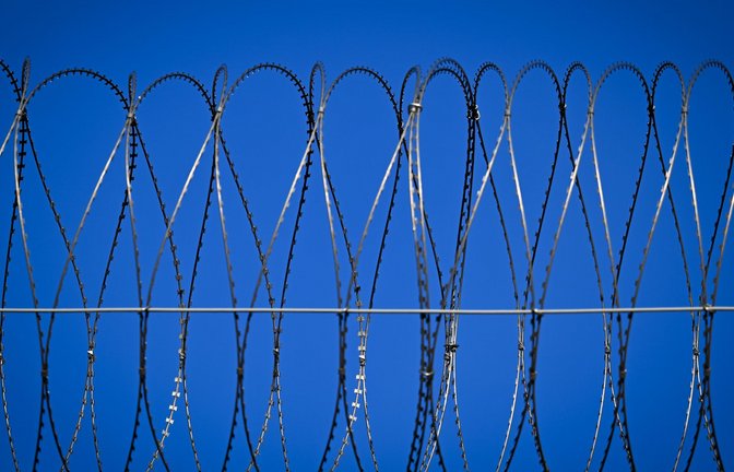 Der Digitalfunk von zahlreichen Haftanstalten lässt sich mit einem geringen technischen Aufwand auch aus der Ferne abhören.<span class='image-autor'>Foto: Soeren Stache/dpa</span>