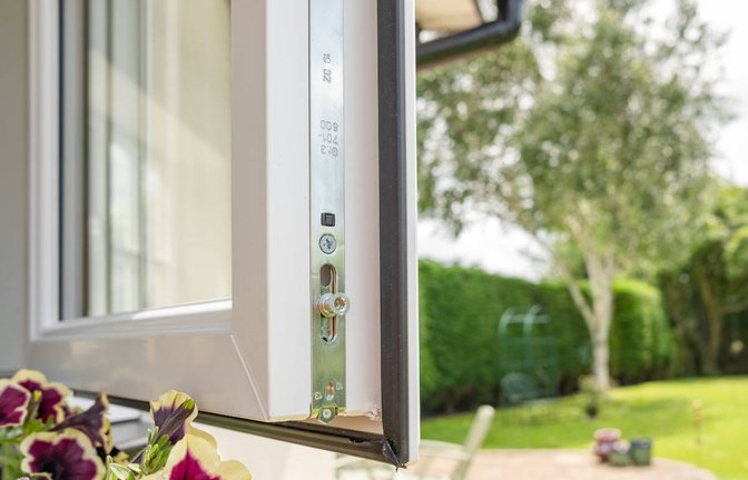 Hier erfahren Sie, wie Sie einfach und nachhaltig Schimmel von Fensterdichtungen entfernen können. (Schritt-für-Schritt-Anleitung)<span class='image-autor'>Foto: Nick Beer / Shutterstock.com</span>