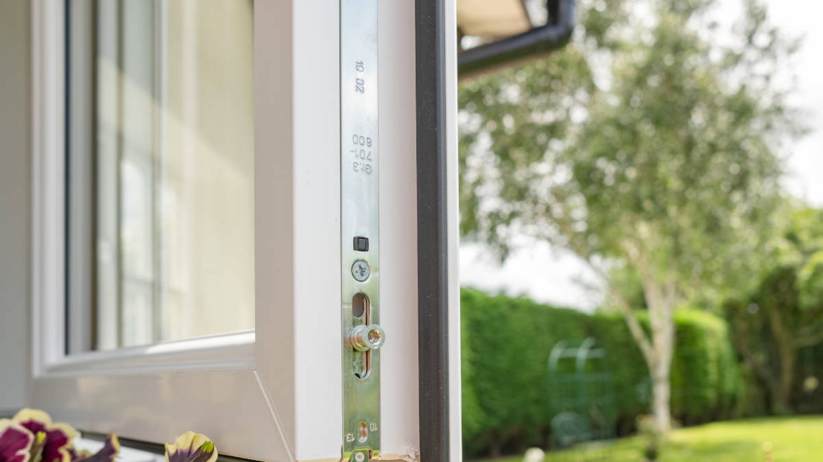 Hier erfahren Sie, wie Sie einfach und nachhaltig Schimmel von Fensterdichtungen entfernen können. (Schritt-für-Schritt-Anleitung)Foto: Nick Beer / Shutterstock.com Hier erfahren Sie, wie Sie einfach und nachhaltig Schimmel von Fensterdichtungen entfernen können. (Schritt-für-Schritt-Anleitung)Foto: Nick Beer / Shutterstock.com
