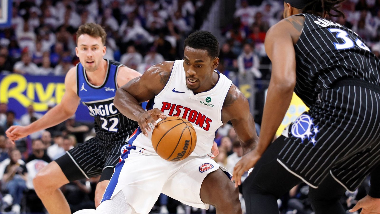 Die Orlando Magic um Franz Wagner (l) mussten den Ausgleich in der Playoff-Serie gegen Detroit hinnehmen.Foto: Duane Burleson/AP/dpa