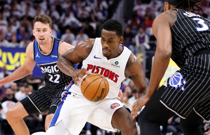 Die Orlando Magic um Franz Wagner (l) mussten den Ausgleich in der Playoff-Serie gegen Detroit hinnehmen.<span class='image-autor'>Foto: Duane Burleson/AP/dpa</span>