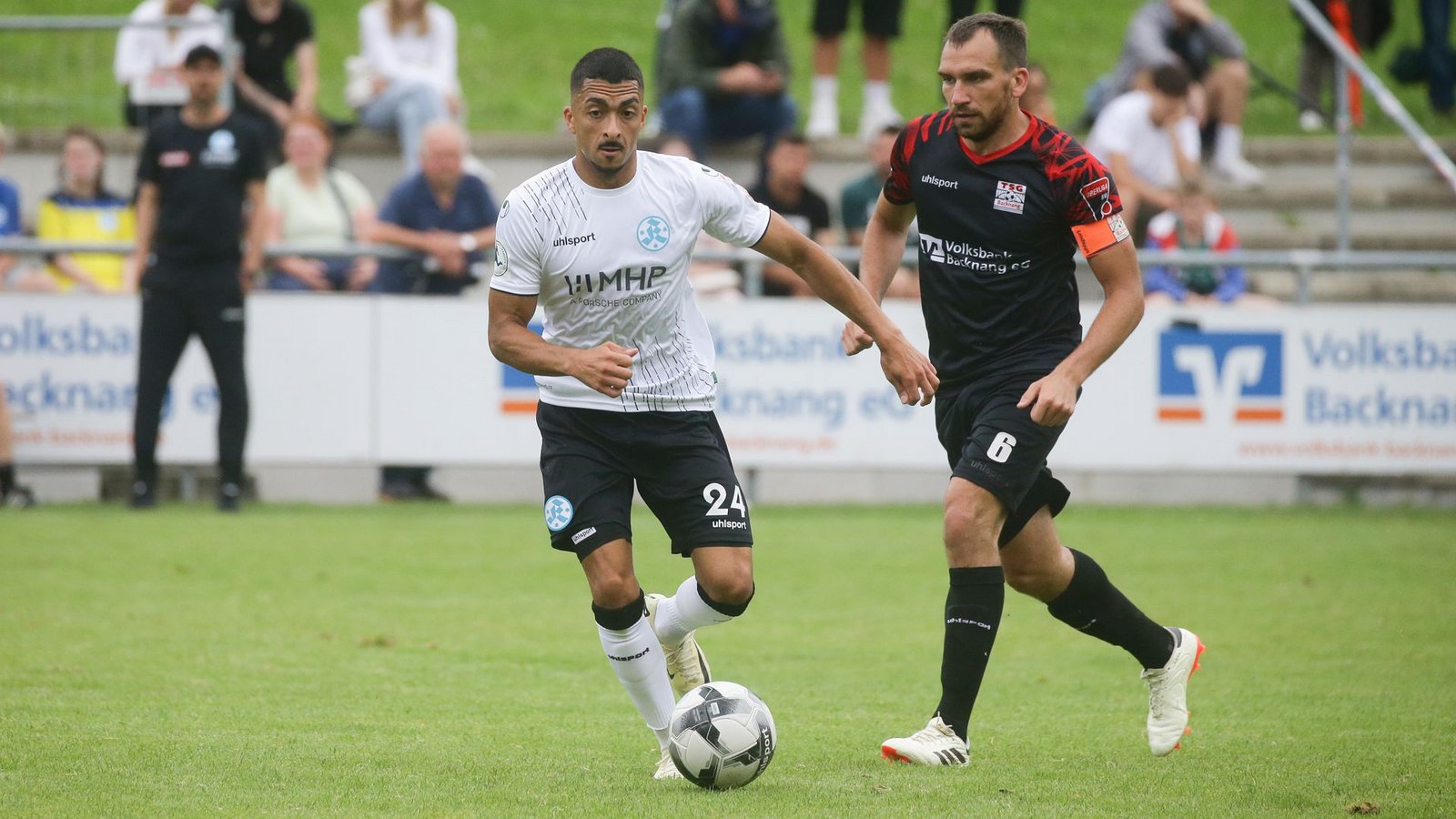 Dennis de Sousa (li., gegen Backnangs Kapitän  Julian Geldner) erzielte vor der Pause zwei Tore für die Stuttgarter Kickers.Foto: Pressefoto Baumann/Hansjürgen Britsch