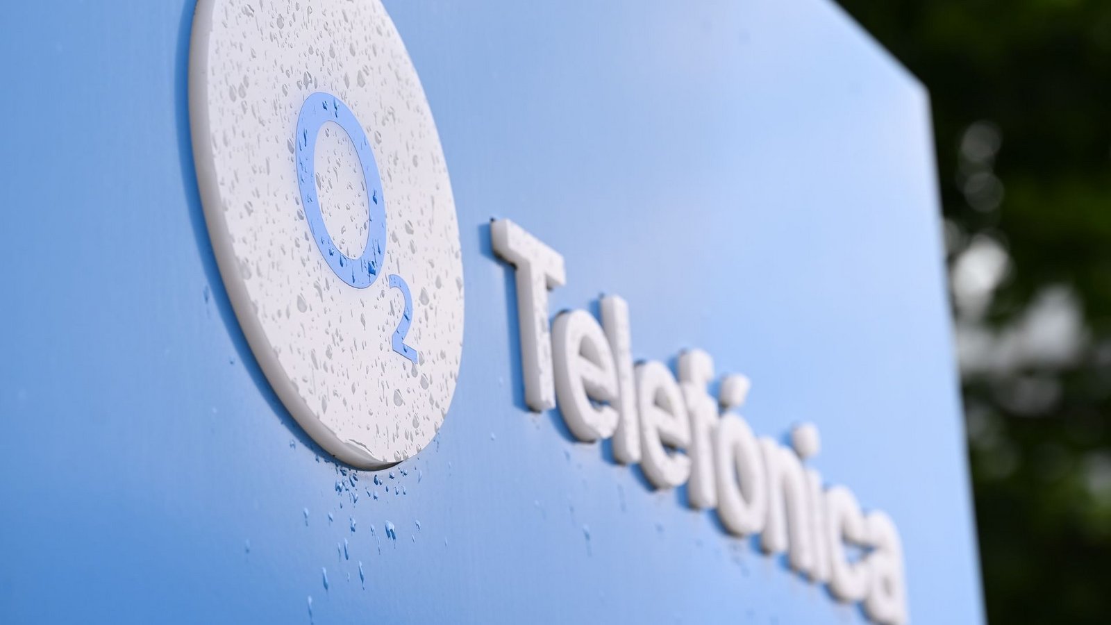 O2-Logo am Düsseldorfer Standort des Telekommunikationsanbieters - dort war bis 2014 die E-Plus-Zentrale.Foto: Wolf von Dewitz/dpa O2-Logo am Düsseldorfer Standort des Telekommunikationsanbieters - dort war bis 2014 die E-Plus-Zentrale.Foto: Wolf von Dewitz/dpa
