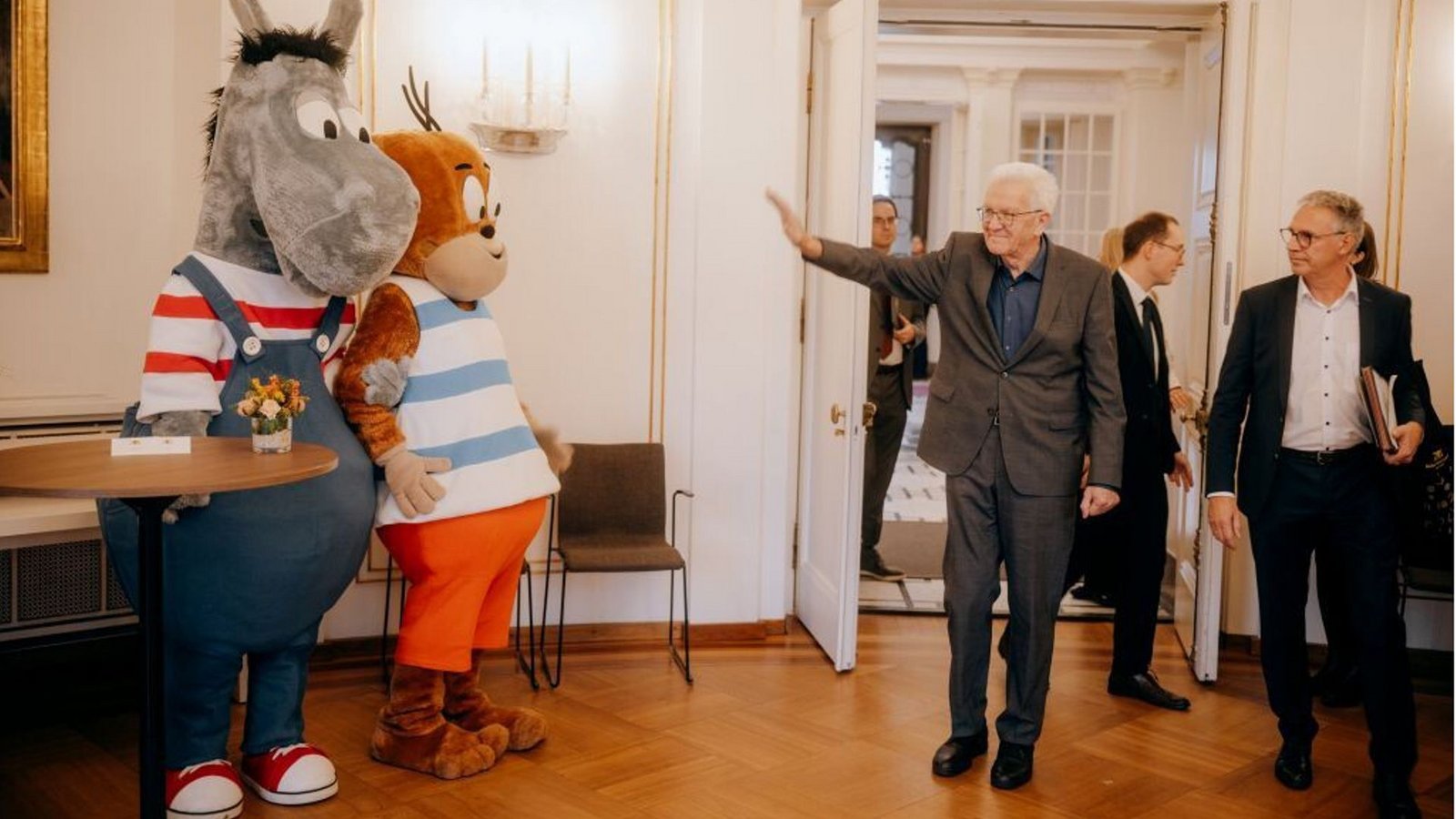 Äffle und Pferdle, die neuen Dialektbotschafter des Landes, mit Ministerpräsident Winfried Kretschmann und Kulturstaatssekretär Arne Braun.Foto: Staatsministerium Baden-Württemberg/Ilkay Karakurt Äffle und Pferdle, die neuen Dialektbotschafter des Landes, mit Ministerpräsident Winfried Kretschmann und Kulturstaatssekretär Arne Braun.Foto: Staatsministerium Baden-Württemberg/Ilkay Karakurt