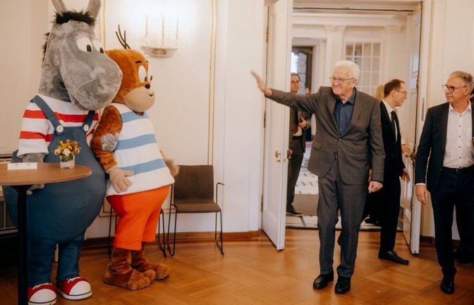 Äffle und Pferdle, die neuen Dialektbotschafter des Landes, mit Ministerpräsident Winfried Kretschmann und Kulturstaatssekretär Arne Braun.<span class='image-autor'>Foto: Staatsministerium Baden-Württemberg/Ilkay Karakurt</span>