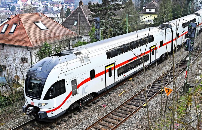 Ein Zug der Gäubahn ist auf dem Stuttgarter Streckenabschnitt unterwegs.<span class='image-autor'>Foto: dpa/B. Weißbrod</span>