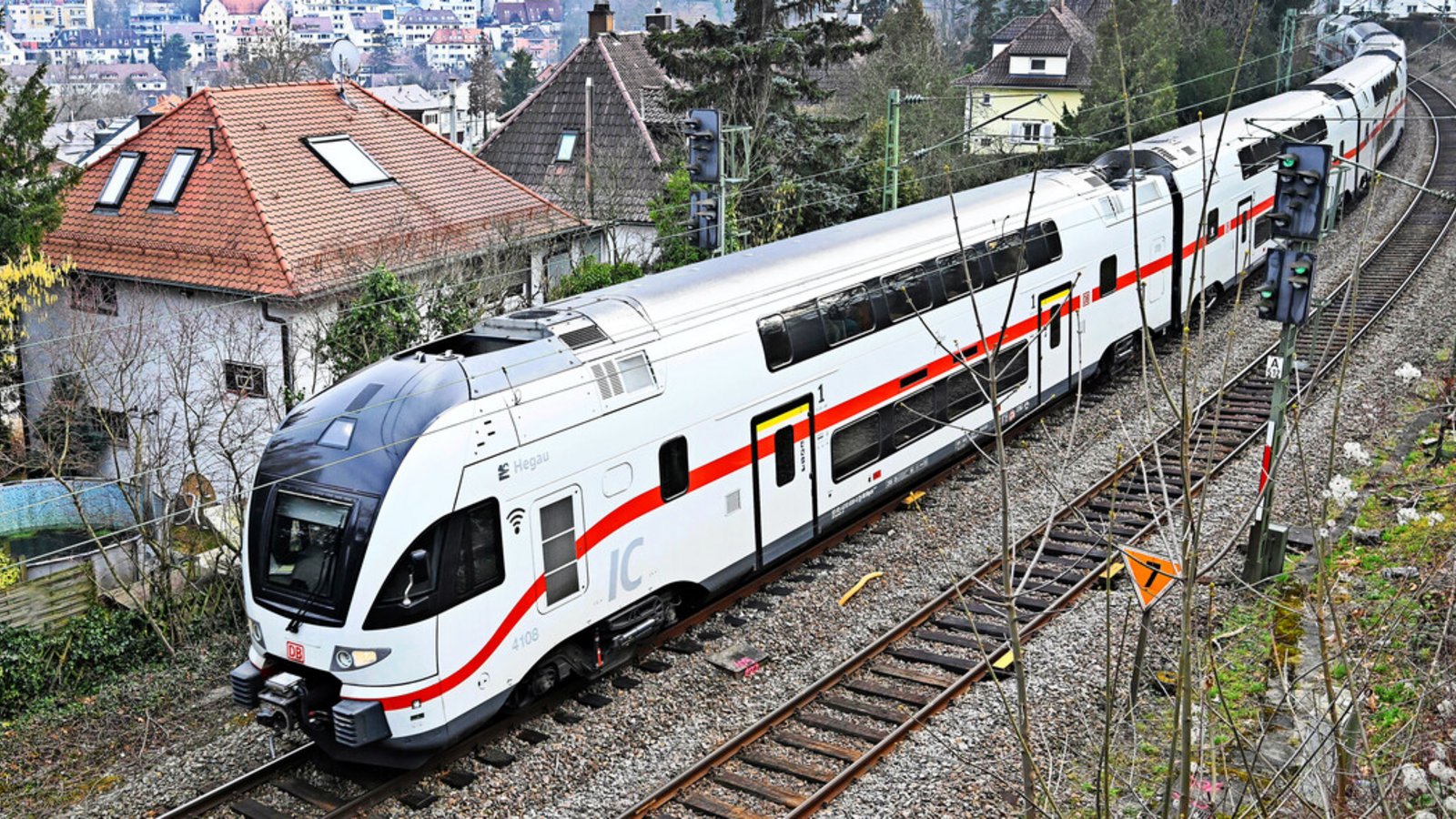 Ein Zug der Gäubahn ist auf dem Stuttgarter Streckenabschnitt unterwegs.Foto: dpa/B. Weißbrod Ein Zug der Gäubahn ist auf dem Stuttgarter Streckenabschnitt unterwegs.Foto: dpa/B. Weißbrod