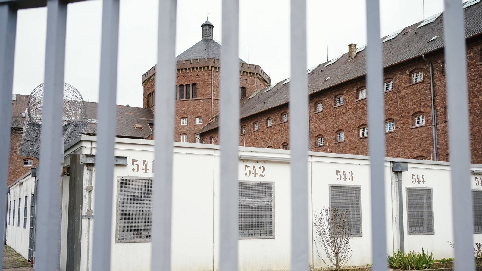 In den Gefängnissen, wie hier in Bruchsal, sitzen immer mehr Ausländer ein.Foto: dpa/Uwe Anspach In den Gefängnissen, wie hier in Bruchsal, sitzen immer mehr Ausländer ein.Foto: dpa/Uwe Anspach