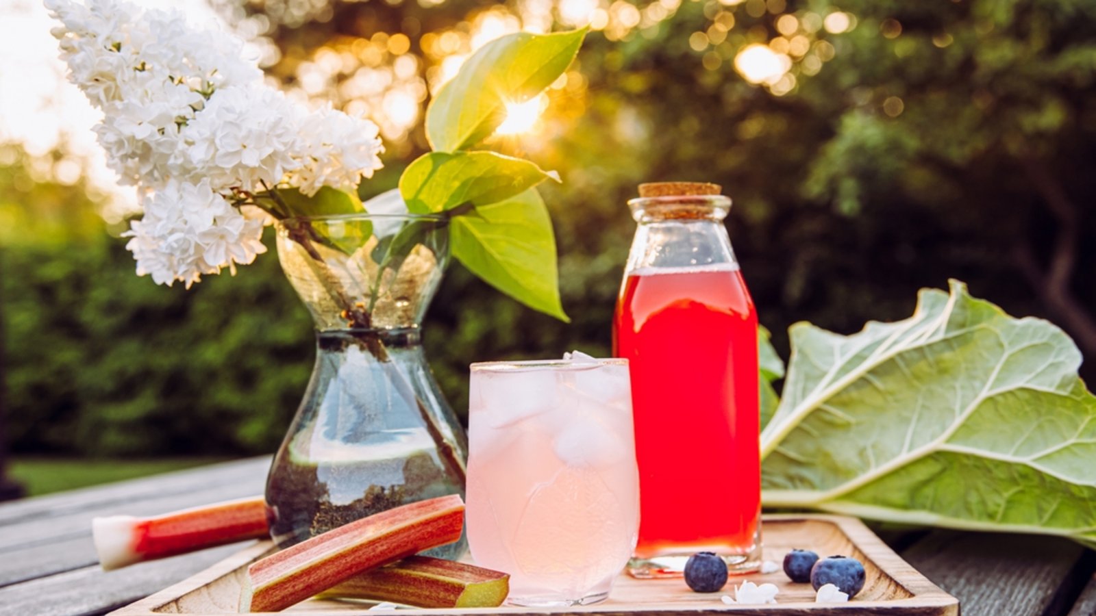 Perfekt, um eine Sommerschorle zu machen: Rhabarbersirup.Foto: FotoHelin / shutterstock.com