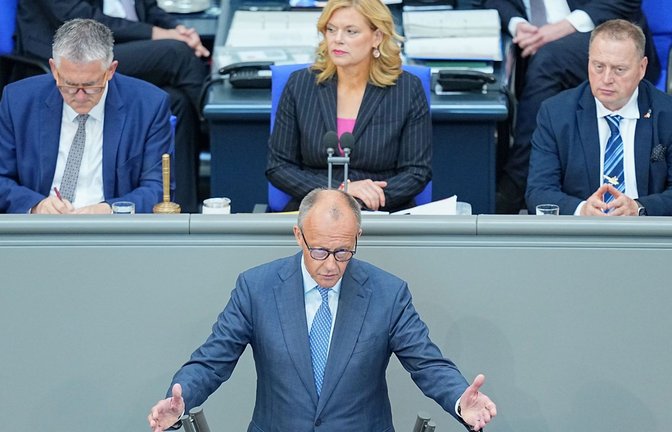 Bundeskanzler Friedrich Merz (CDU) spricht im Plenarsaal im Bundestag bei einer Regierungserklärung.<span class='image-autor'>Foto: Michael Kappeler/dpa/Michael Kappeler</span>
