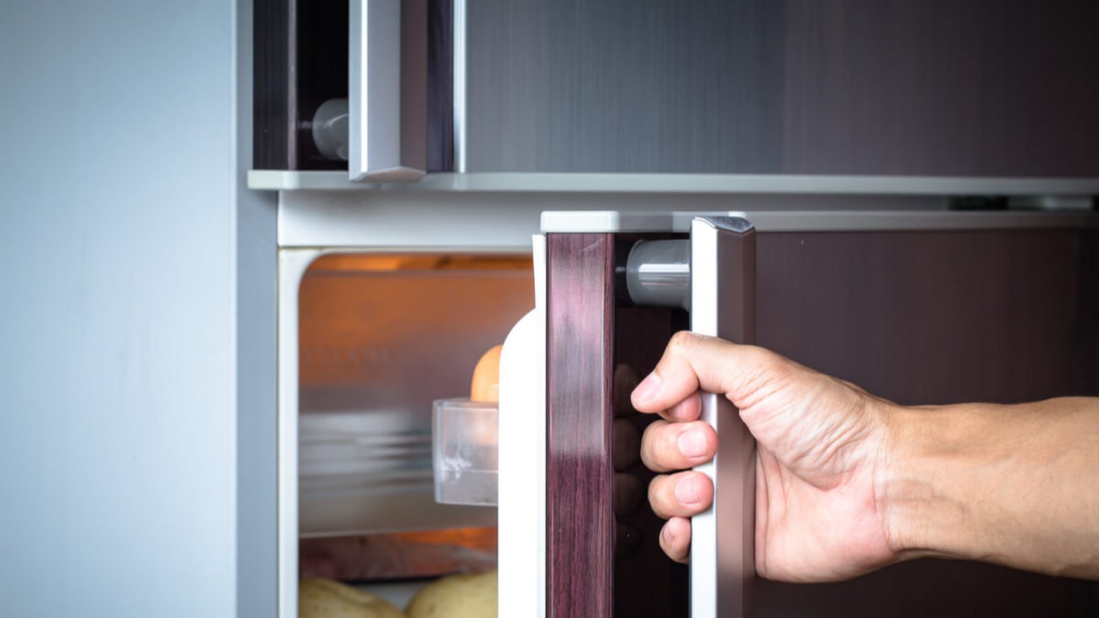 Erfahren Sie, wie Sie das Quietschen Ihrer Kühlschranktür beseitigen können. Vom Schmieren der Scharniere bis hin zur Einstellung der Führungsschiene.Foto: Patty Chan / Shutterstock.com Erfahren Sie, wie Sie das Quietschen Ihrer Kühlschranktür beseitigen können. Vom Schmieren der Scharniere bis hin zur Einstellung der Führungsschiene.Foto: Patty Chan / Shutterstock.com