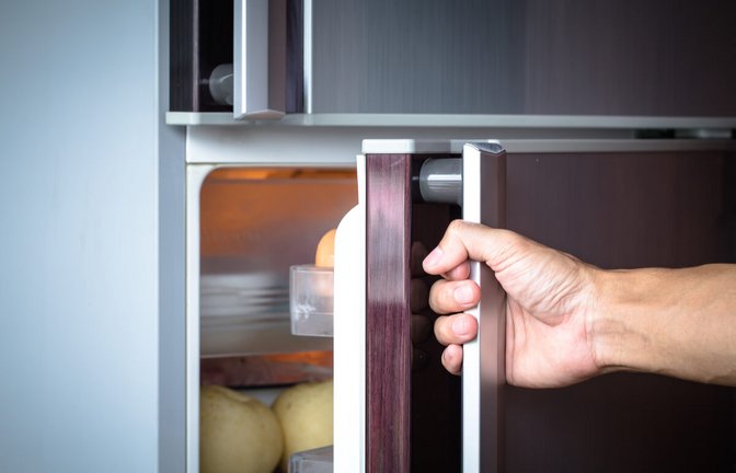 Erfahren Sie, wie Sie das Quietschen Ihrer Kühlschranktür beseitigen können.  Vom Schmieren der Scharniere bis hin zur Einstellung der Führungsschiene.<span class='image-autor'>Foto: Patty Chan / Shutterstock.com</span>