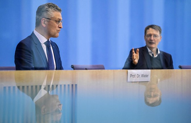 Karl Lauterbach (rechts) und Lothar Wieler äußerten sich.<span class='image-autor'>Foto: AFP/JOHN MACDOUGALL</span>