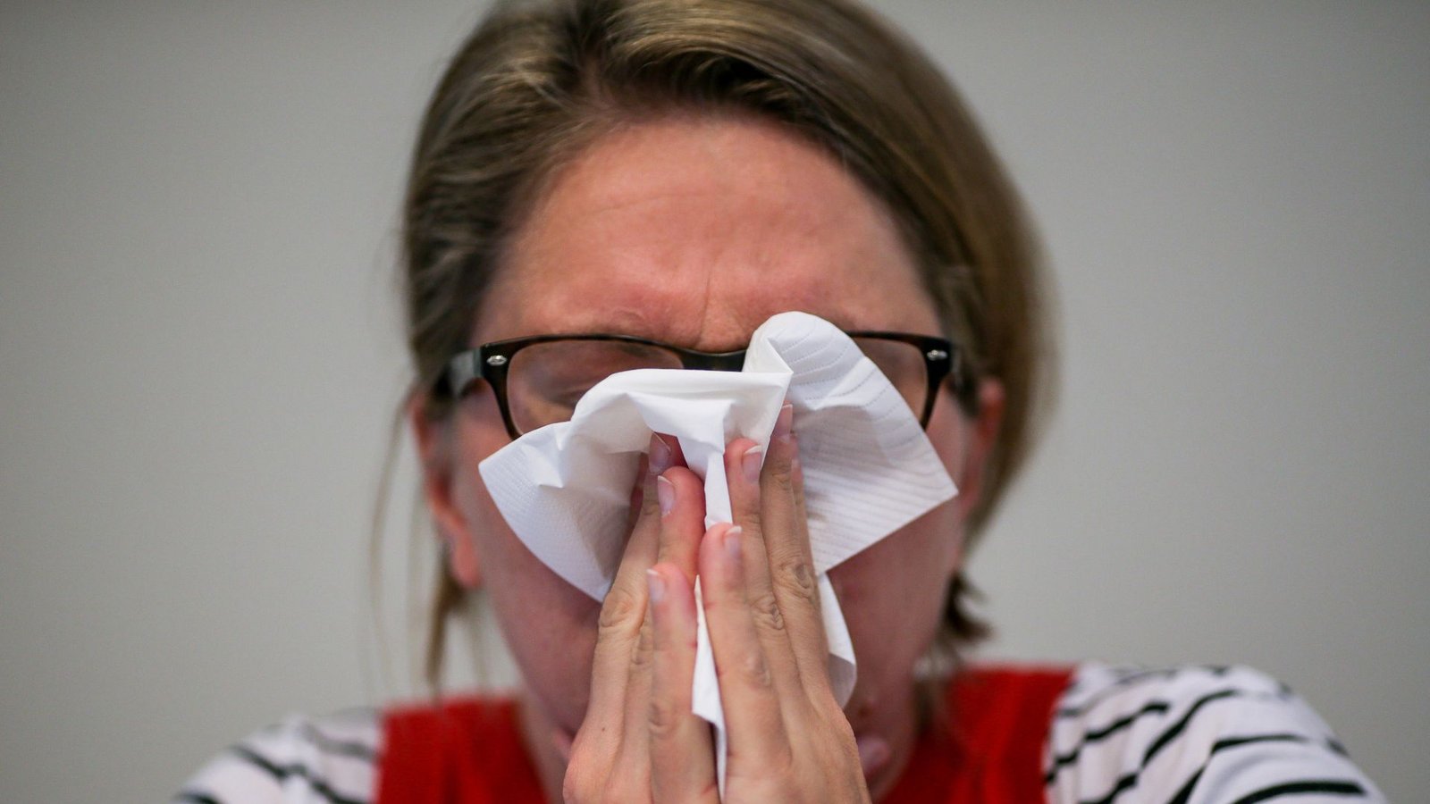 Schnupfen im Sommer: so geht es derzeit vielen Menschen in Deutschland.Foto: dpa/Axel Heimken