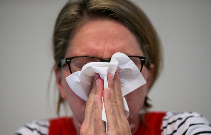 Schnupfen im Sommer: so geht es derzeit vielen Menschen in Deutschland.<span class='image-autor'>Foto: dpa/Axel Heimken</span>
