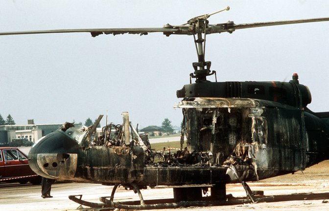 Symbol des Scheiterns: ein ausgebrannter Hubschrauber   am 7. September 1972    auf dem Flugplatz Fürstenfeldbruck nach der misslungenen Geiselbefreiung<span class='image-autor'>Foto: dpa//ert</span>