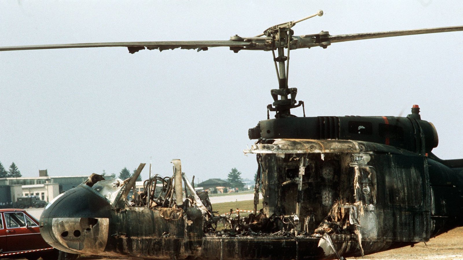 Symbol des Scheiterns: ein ausgebrannter Hubschrauber   am 7. September 1972    auf dem Flugplatz Fürstenfeldbruck nach der misslungenen GeiselbefreiungFoto: dpa//ert