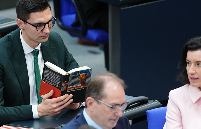 Sepp Müller lesend im Bundestag – der Unionsfraktionsvorsitzende fordert hohe Ämter für ostdeutsche Politiker. (Archivbild)<span class='image-autor'>Foto: dpa/Kay Nietfeld</span>