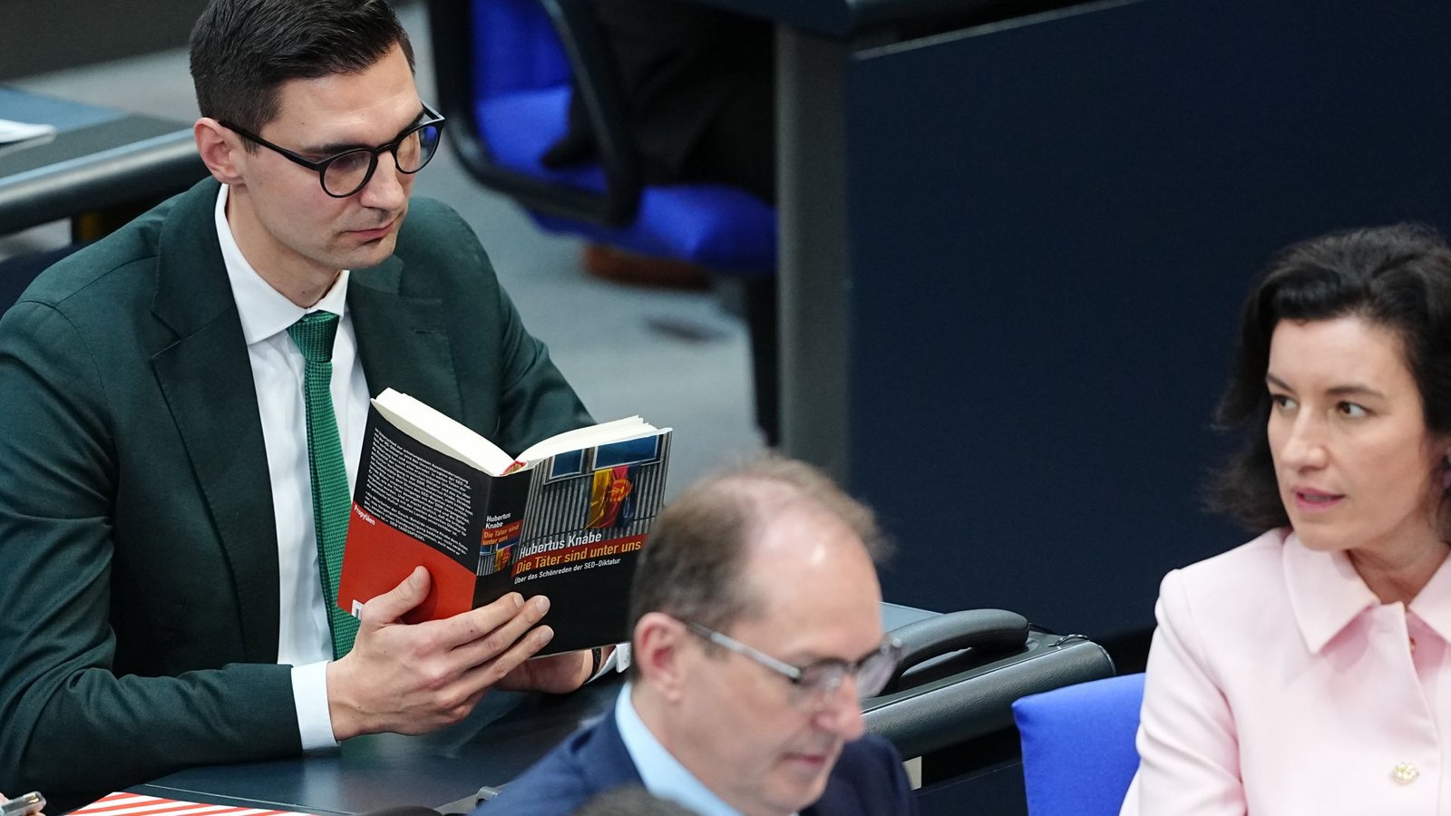 Sepp Müller lesend im Bundestag – der Unionsfraktionsvorsitzende fordert hohe Ämter für ostdeutsche Politiker. (Archivbild)Foto: dpa/Kay Nietfeld Sepp Müller lesend im Bundestag – der Unionsfraktionsvorsitzende fordert hohe Ämter für ostdeutsche Politiker. (Archivbild)Foto: dpa/Kay Nietfeld