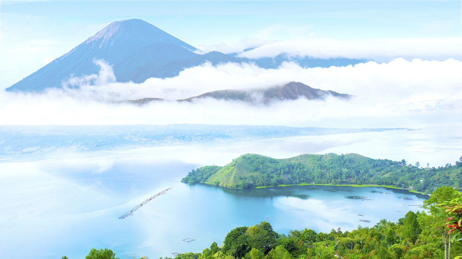 74 000 v. Chr. – Toba, Indonesien: Durch die Eruption wurde eine riesige Caldera geschaffen. Die damalige menschliche Population auf der Erde soll, so eine Theorie, durch die globale Klimaveränderung und den Temperatursturz vor dem Aussterben gestanden haben.Foto: imago/agefotostock
