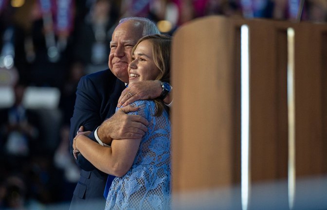 „America’s Dad“: Tim Walz mit seiner Tochter Hope auf dem Nominierungsparteitag der Demokraten im August in Chicago.<span class='image-autor'>Foto: IMAGO/MediaPunch/Annabelle Gordon/CNP</span>