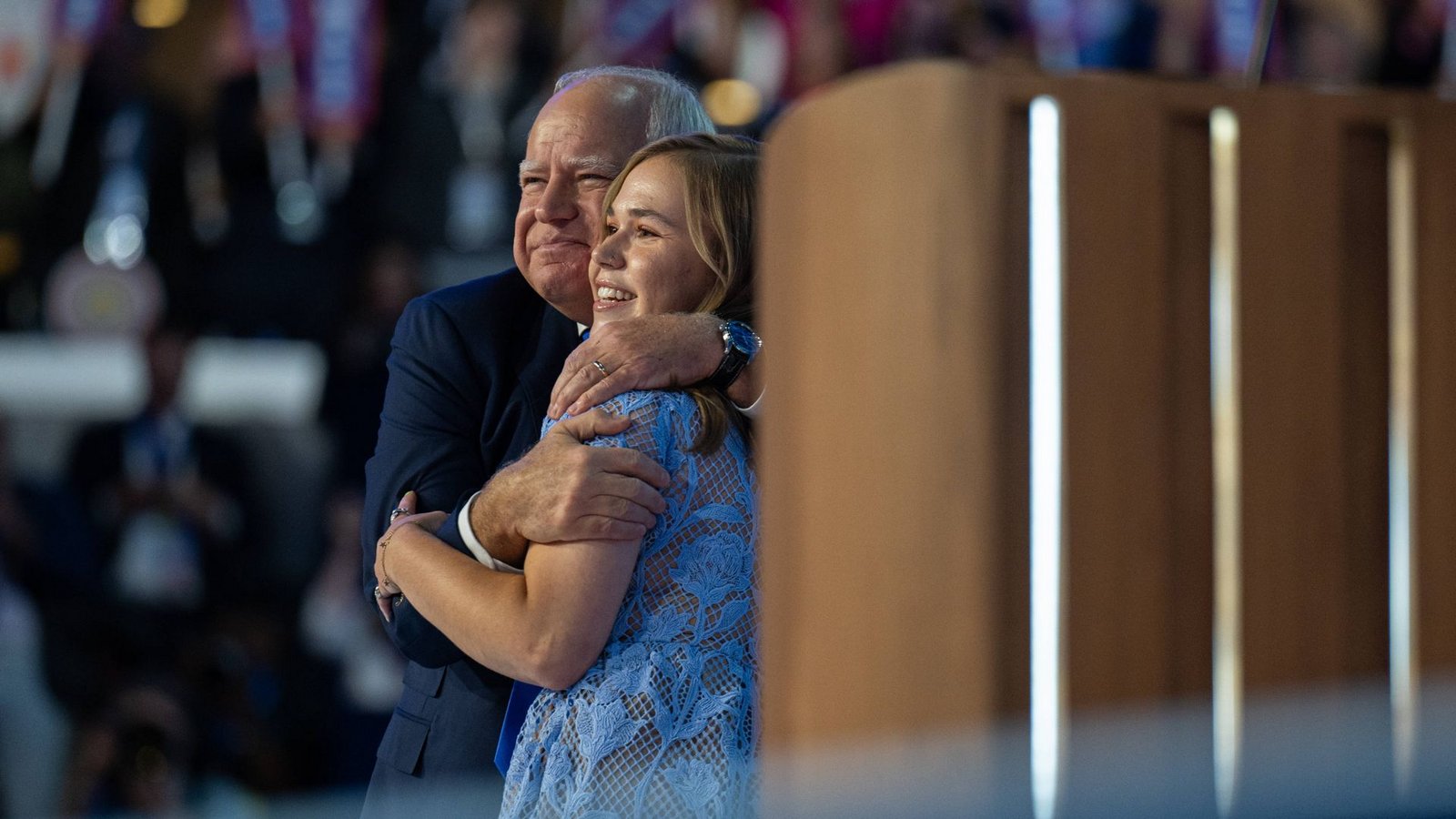 „America’s Dad“: Tim Walz mit seiner Tochter Hope auf dem Nominierungsparteitag der Demokraten im August in Chicago.Foto: IMAGO/MediaPunch/Annabelle Gordon/CNP „America’s Dad“: Tim Walz mit seiner Tochter Hope auf dem Nominierungsparteitag der Demokraten im August in Chicago.Foto: IMAGO/MediaPunch/Annabelle Gordon/CNP
