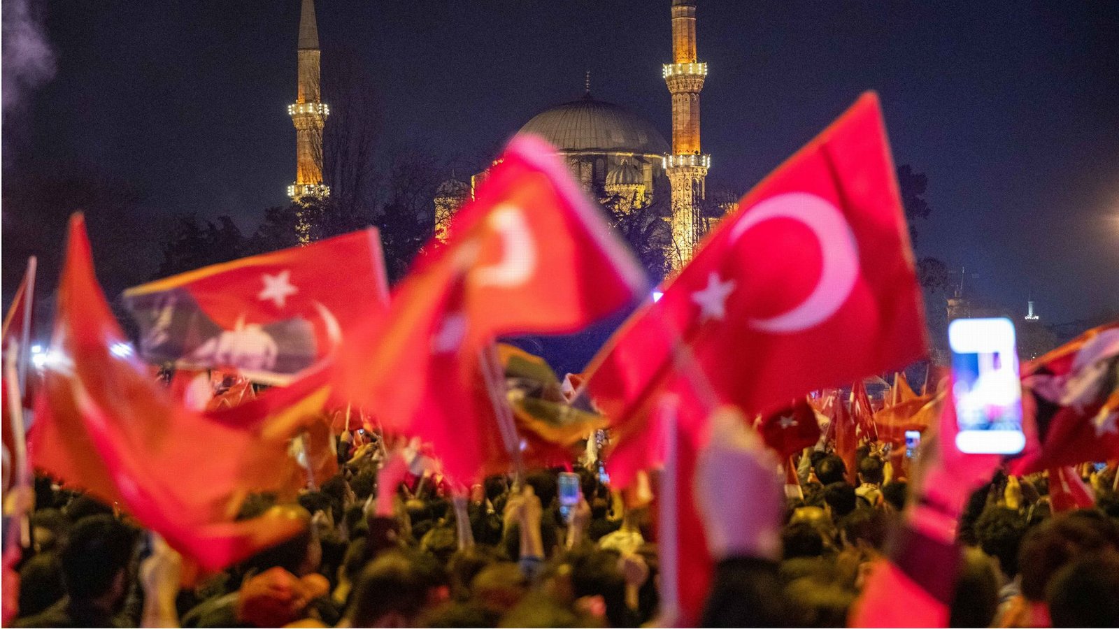 Die Bürger Istanbuls feiern den Erfolg des Bürgermeisters Ekrem Imamoglu.Foto: dpa/Tolga Ildun Die Bürger Istanbuls feiern den Erfolg des Bürgermeisters Ekrem Imamoglu.Foto: dpa/Tolga Ildun