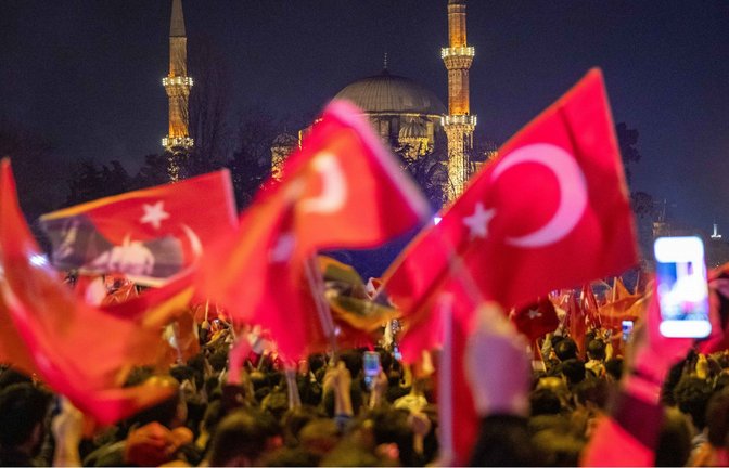 Die Bürger Istanbuls feiern den Erfolg  des Bürgermeisters  Ekrem Imamoglu.<span class='image-autor'>Foto: dpa/Tolga Ildun</span>