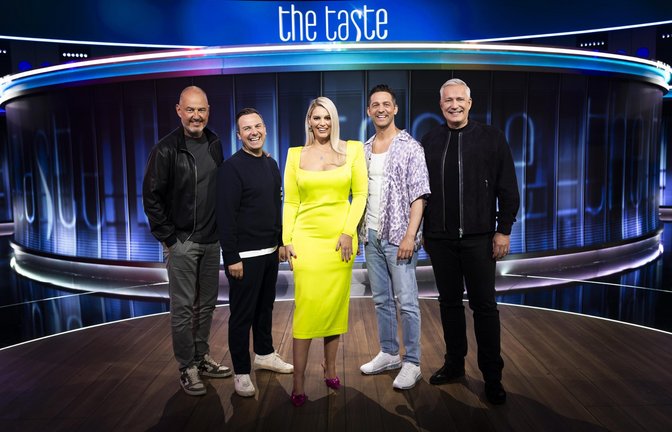 Die The-Taste-Coaches Frank Rosin, Tim Raue, Alexander Kumptner und Alexander Herrmann mit Moderatorin Angelina Kirsch.<span class='image-autor'>Foto: SAT.1 / Benedikt Müller</span>