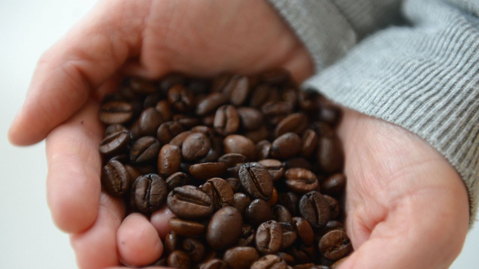 Liebhaber der gerösteten und gemahlenen Bohnen assoziieren mit Kaffee vor allem Leidenschaft, Ruhe, Wärme, Geborgenheit, Freude, Energie und Innehalten.Foto: dpa