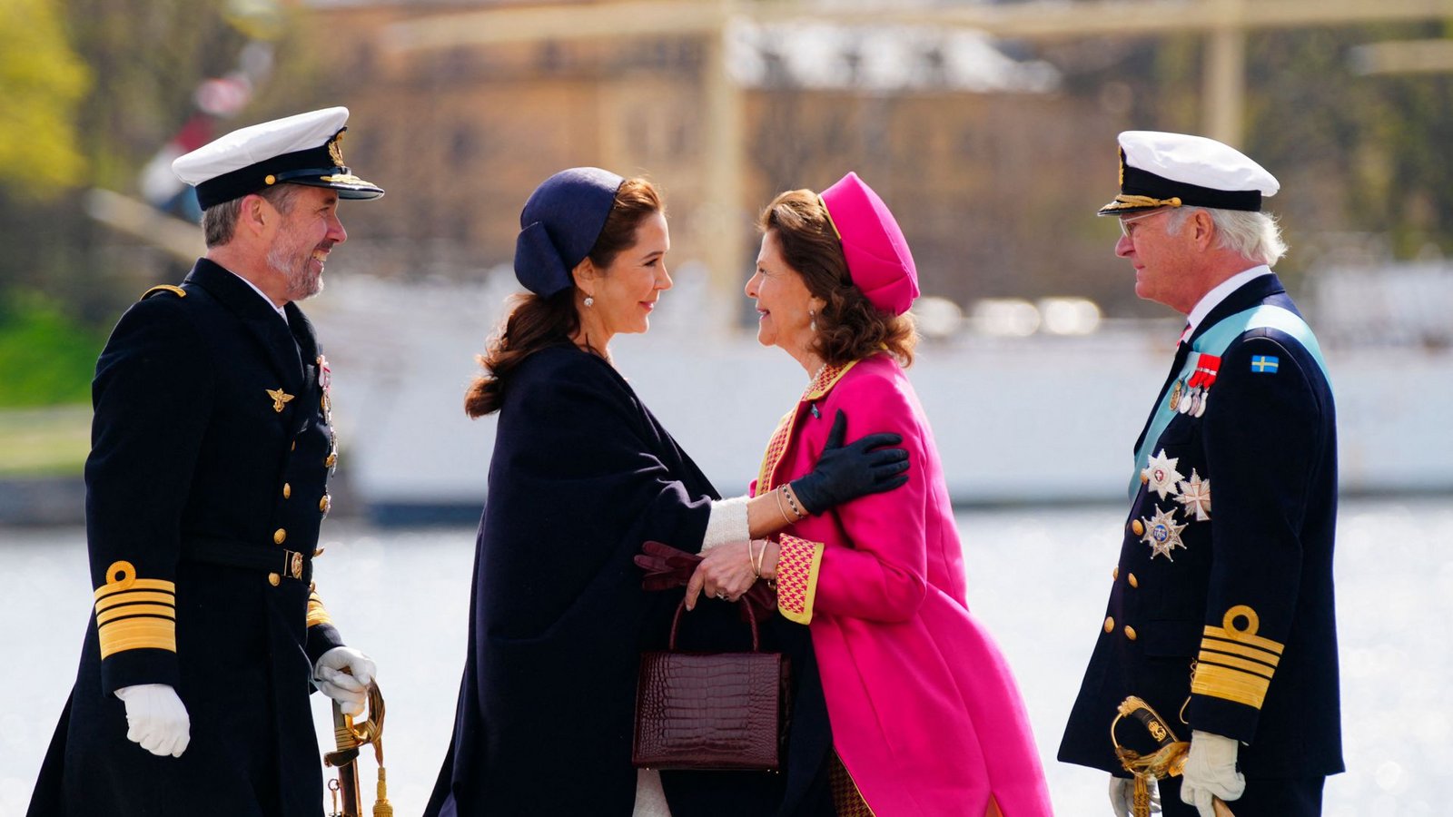 Dort wurden sich von König Carl XVI. Gustaf und Königin Silvia herzlich empfangen.Foto: AFP/IDA MARIE ODGAARD