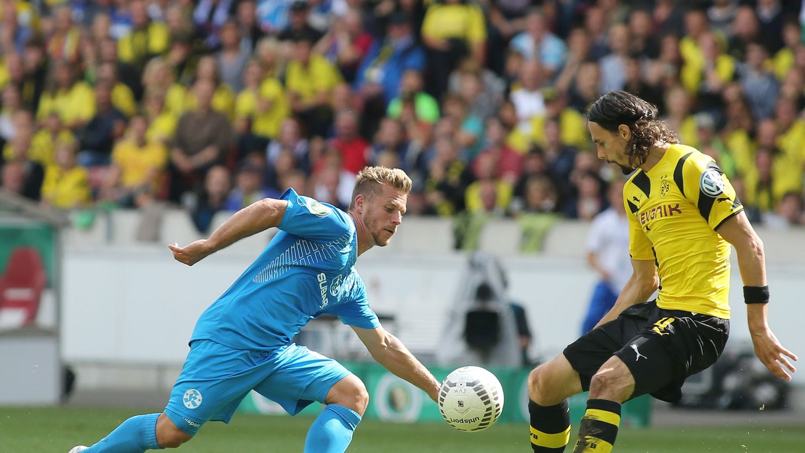Gerrit Müller (li.) im Duell mit BVB-Verteidiger Neven Subotic. Müller und Besar Halimi sorgten bei dem Pokal-Highlight in Cannstatt für die technischen Glanzlichter der Blauen.Foto: Pressefoto Baumann/Eugen Zimmermann