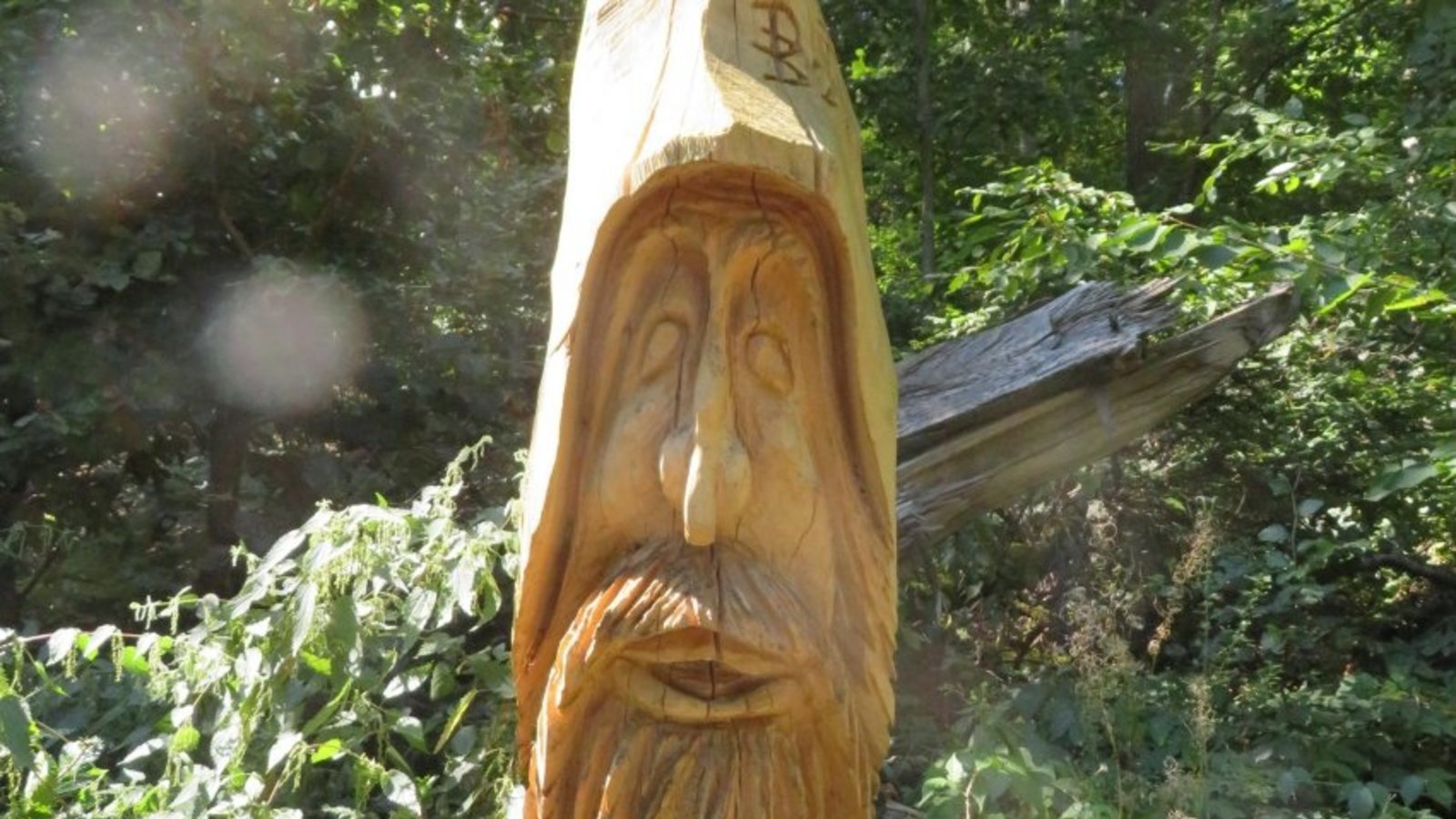 Holzkunst neben dem Radweg.