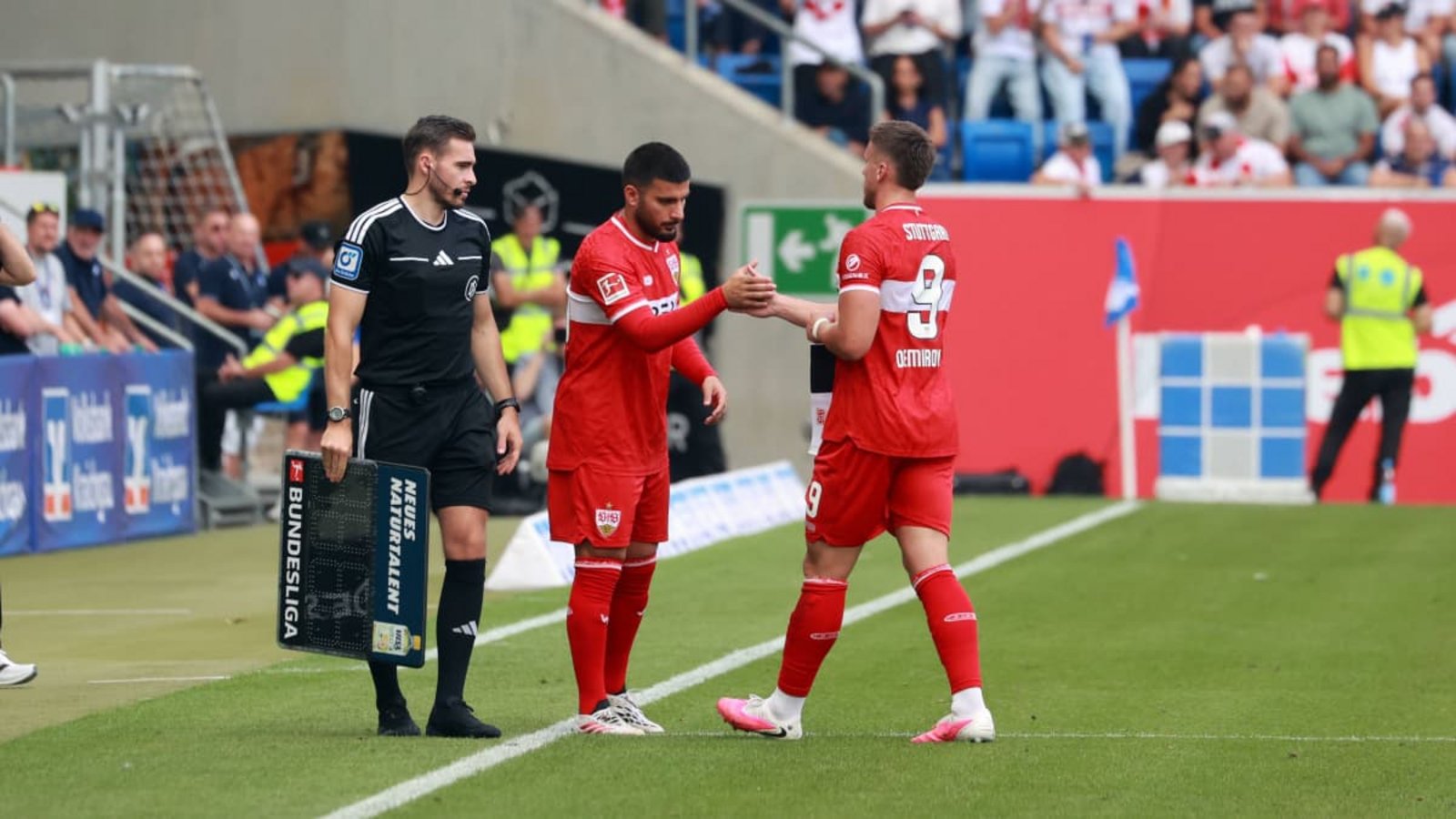 Wechselspiel zwischen zwei VfB-Stürmern: Ermedin Demirovic (rechts) geht in Sinsheim vom Platz und für ihn kommt Deniz Undav.IMAGO/Robin Rudel Wechselspiel zwischen zwei VfB-Stürmern: Ermedin Demirovic (rechts) geht in Sinsheim vom Platz und für ihn kommt Deniz Undav.IMAGO/Robin Rudel