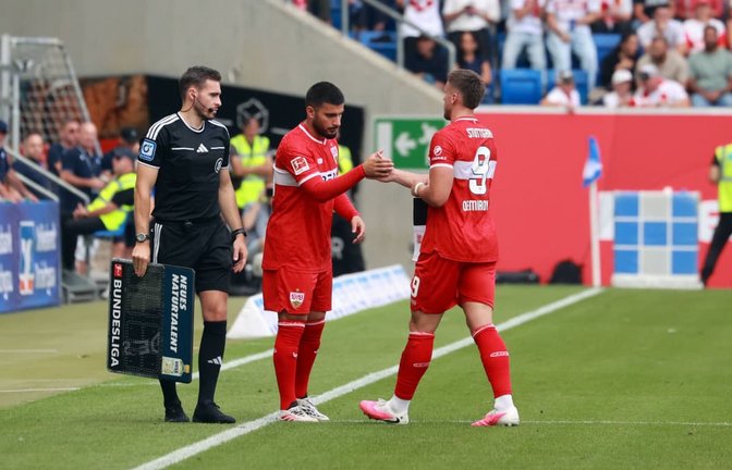 Wechselspiel zwischen zwei VfB-Stürmern: Ermedin Demirovic (rechts) geht in Sinsheim vom Platz und für ihn kommt Deniz Undav.<span class='image-autor'>IMAGO/Robin Rudel</span>