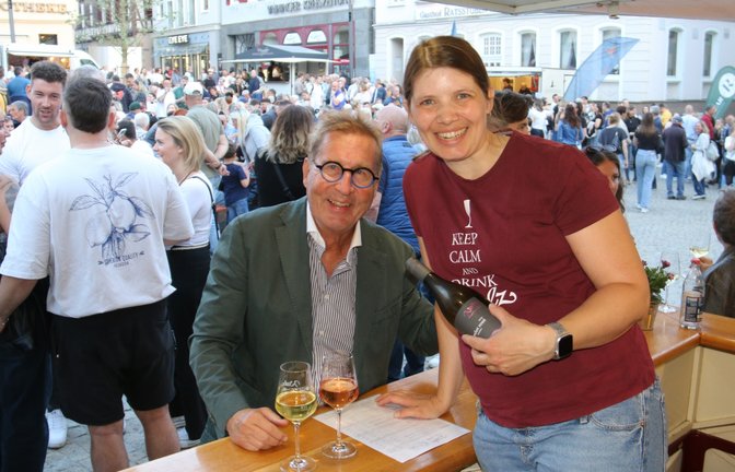 Viel Publikum bei Vaihinger Weindorf am Samstagabend. Mara Walz-Jung (r.) freut’s.   <span class='image-autor'>Foto: Rieger</span>