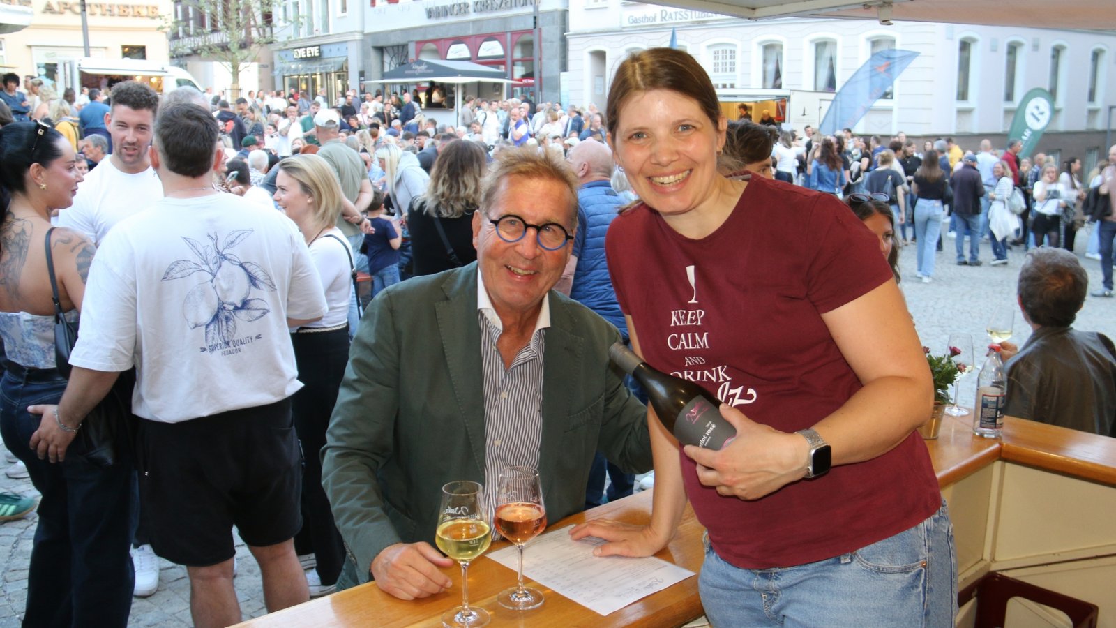 Viel Publikum bei Vaihinger Weindorf am Samstagabend. Mara Walz-Jung (r.) freut’s.   Foto: Rieger