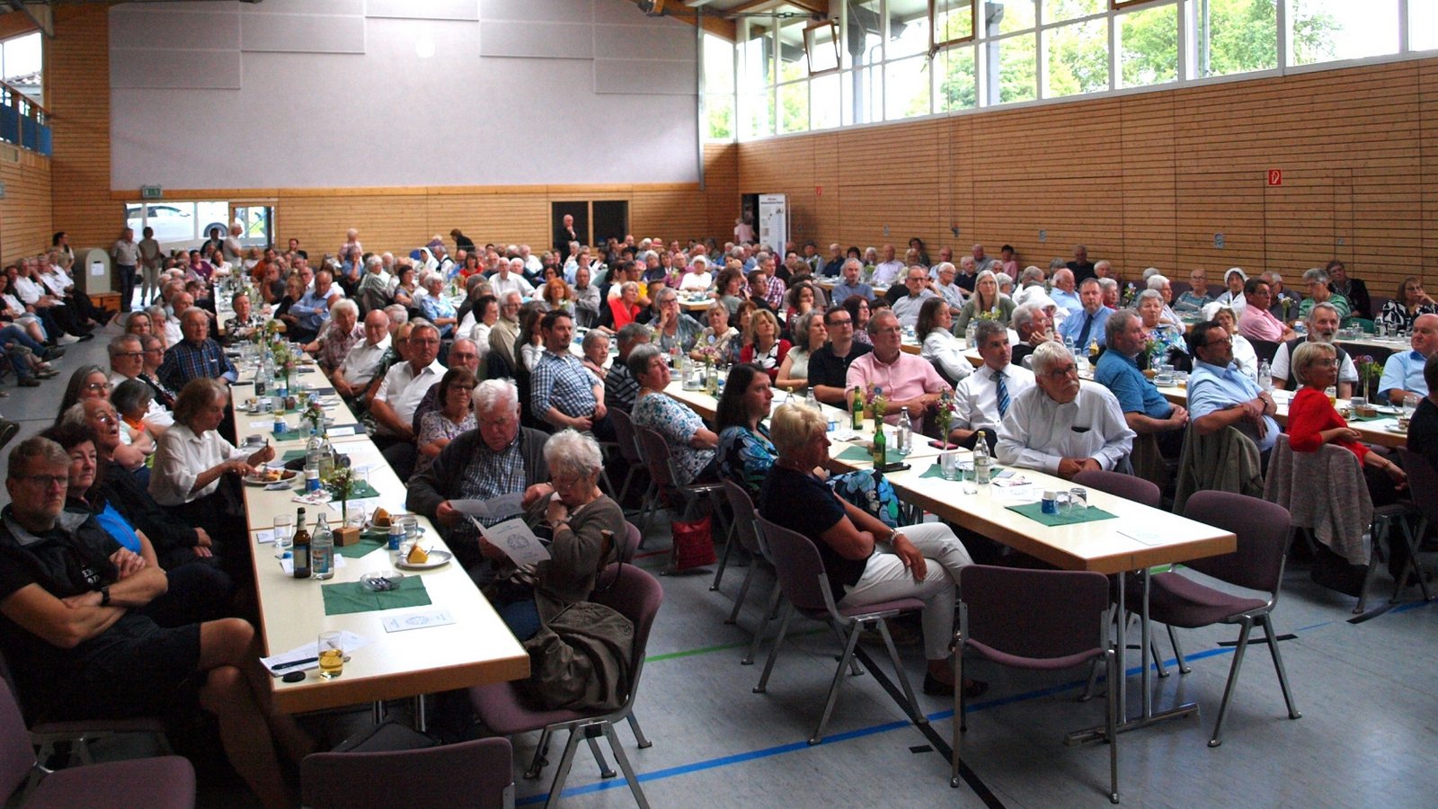 Die Tische in der Waldenserhalle reichen für die vielen Gäste nicht aus.