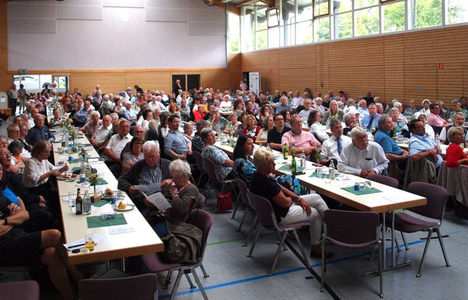 Die Tische in der Waldenserhalle reichen für die vielen Gäste nicht aus.