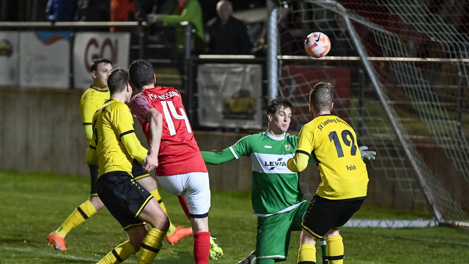 Sinan Yilmaz (Mitte) lupft den Ball zum 2:3-Anschlusstreffer ins Leonberger Tor. Foto: Leitner Sinan Yilmaz (Mitte) lupft den Ball zum 2:3-Anschlusstreffer ins Leonberger Tor. Foto: Leitner