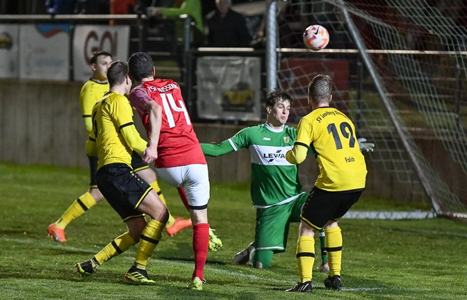 Sinan Yilmaz (Mitte) lupft den Ball zum 2:3-Anschlusstreffer ins Leonberger Tor. <span class='image-autor'>Foto: Leitner</span>
