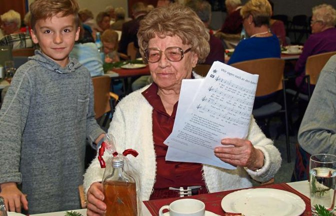 Mit selbstgemachten Kräuterlikörs überraschte Familie Eiberger die Gäste. Eva Seidel freut sich über das Präsent, das ihr Tim Eiberger überreicht hat.  Foto: Filitz