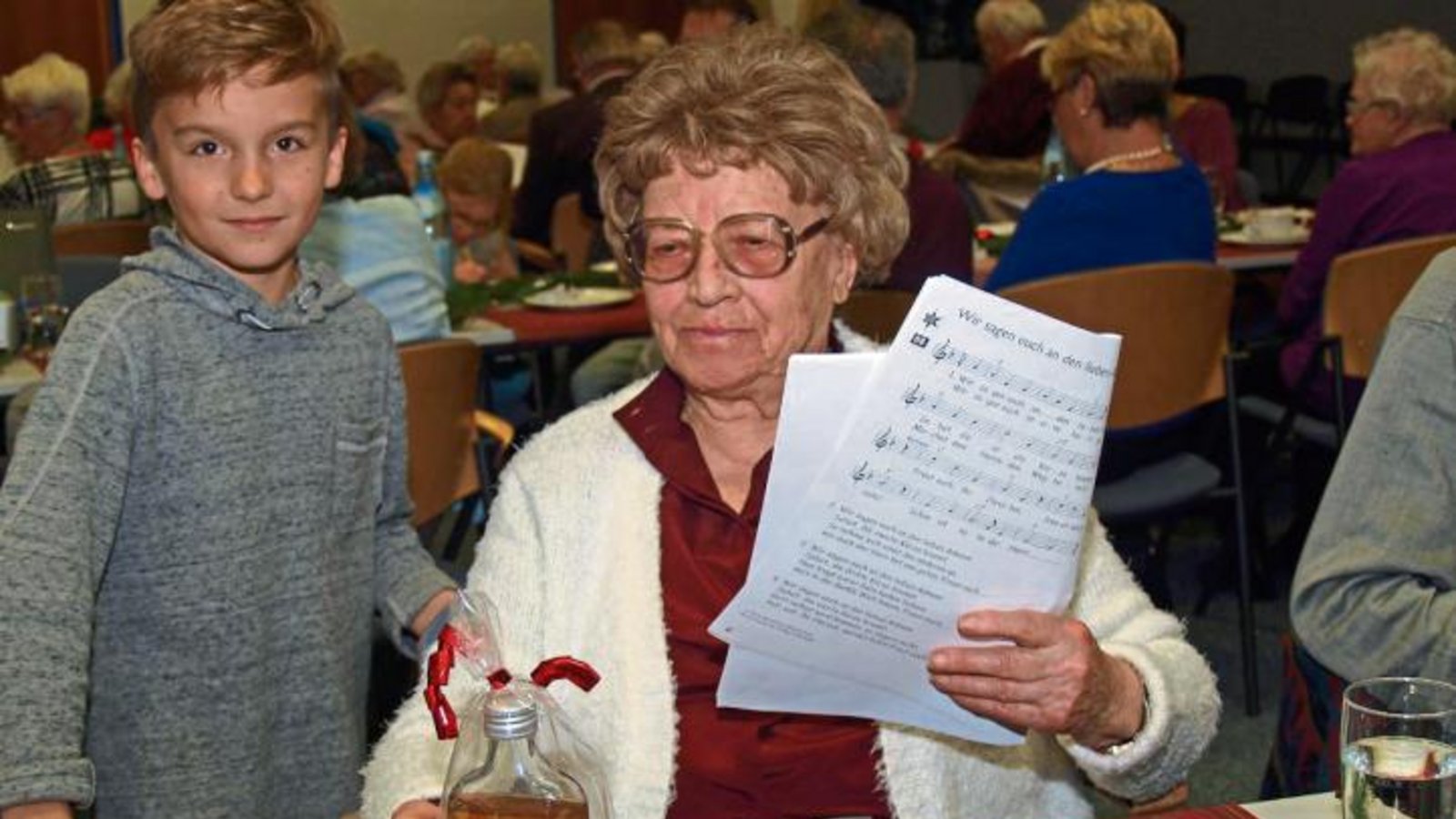 Mit selbstgemachten Kräuterlikörs überraschte Familie Eiberger die Gäste. Eva Seidel freut sich über das Präsent, das ihr Tim Eiberger überreicht hat.  Foto: Filitz